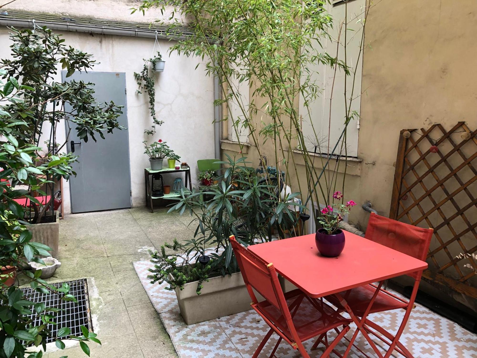 Red Guesthouse: Parisian Patio Retreat in the 17th Exterior photo