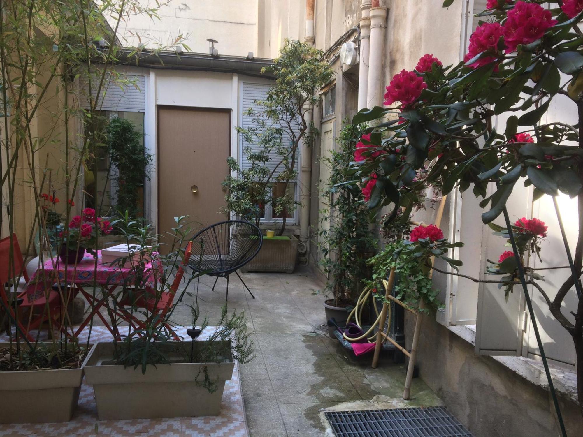 Red Guesthouse: Parisian Patio Retreat in the 17th Exterior photo